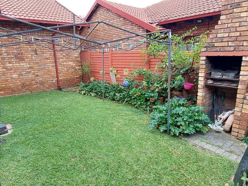 Charming Facebrick Townhouse in Secure Complex - Photo 2