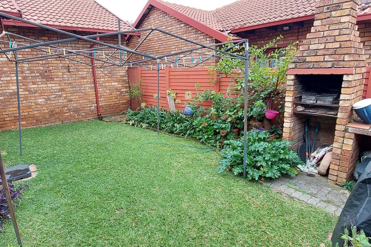 Charming Facebrick Townhouse in Secure Complex - Photo 2