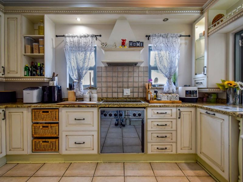 Four bedroom, Full-Title cluster in secure estate - Muckleneuk - Photo 5