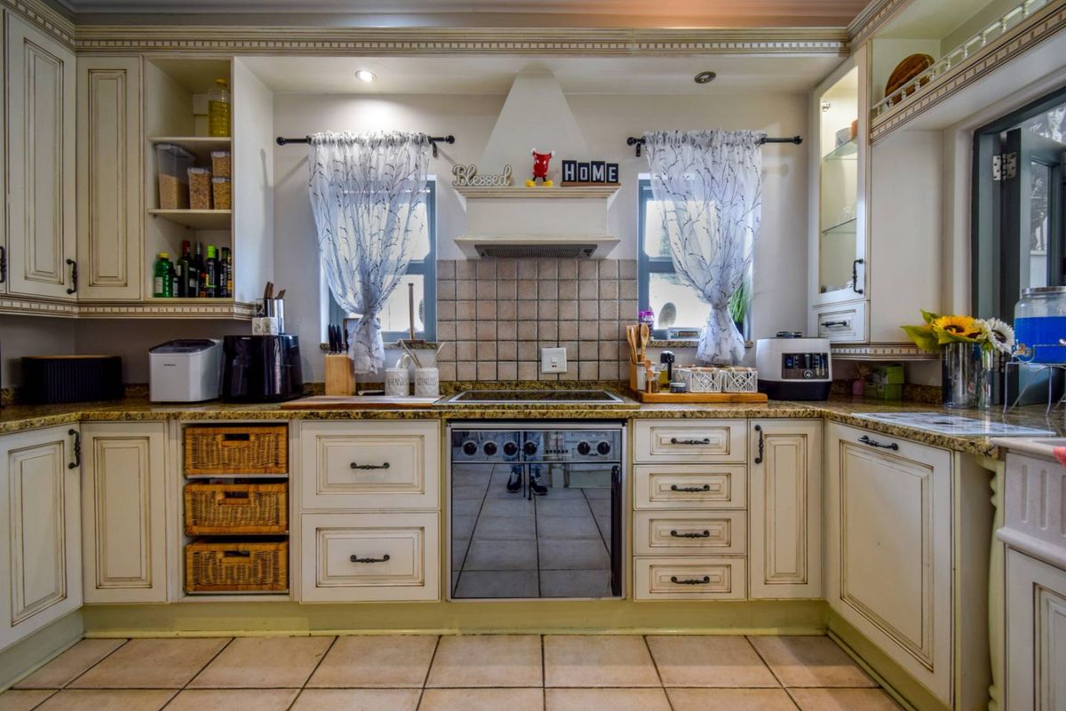 Four bedroom, Full-Title cluster in secure estate - Muckleneuk - Photo 5