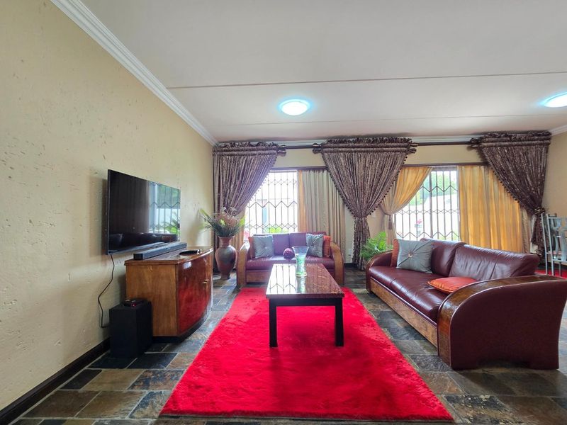 Stunning Home in Glenvista – Secure Living in a Modern Complex - Photo 8