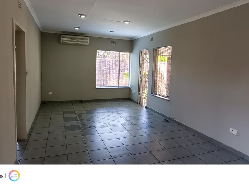 Pet Friendly Simplex for sale in Brackenhurst - Photo 2