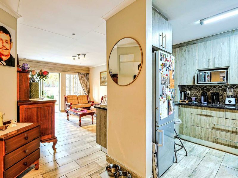 Elegant 3-Bedroom Modern Home with Solar in a Exquisite Moreleta Park Estate - Photo 6