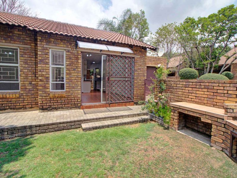 Spacious Townhouse: 2 Beds, Private Garden & More - Photo 10