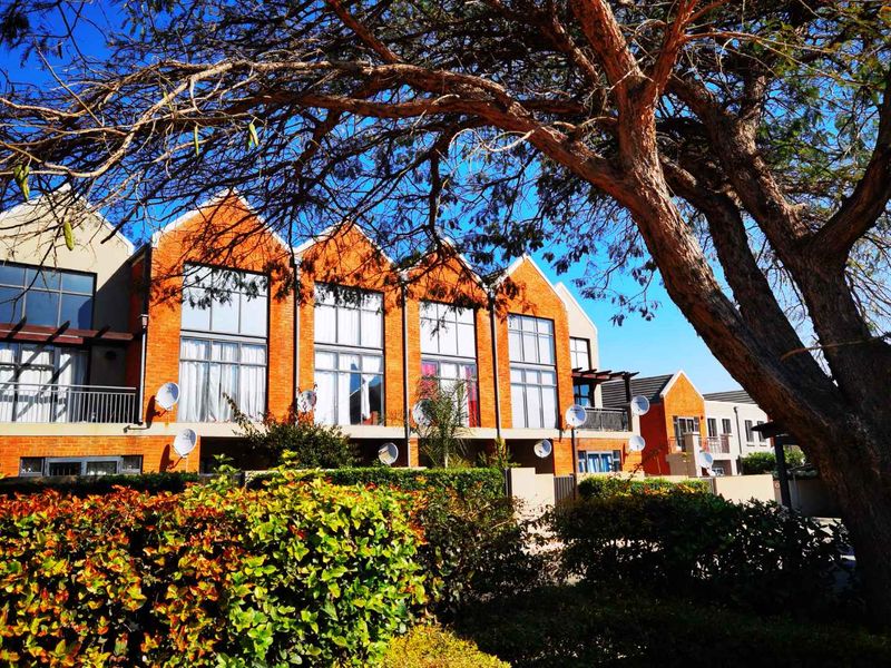 LOCK UP AND GO LOFT APARTMENT - Photo 3