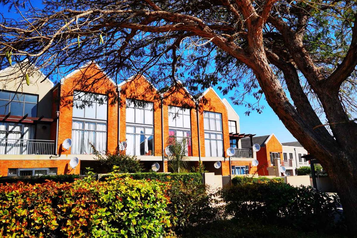 LOCK UP AND GO LOFT APARTMENT - Photo 3