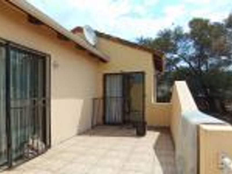 **Charming 2-Bedroom Apartment for Sale in Mondeor** - Photo 3