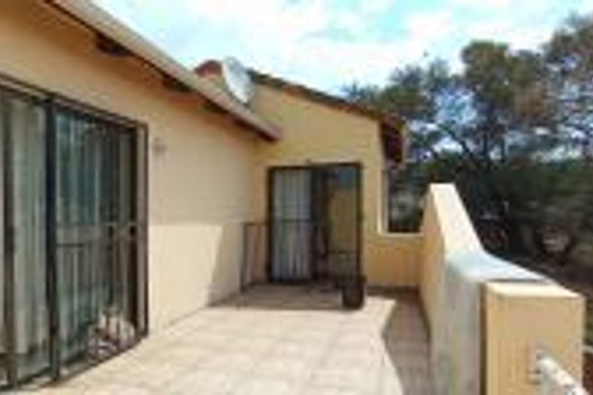 **Charming 2-Bedroom Apartment for Sale in Mondeor** - Photo 3
