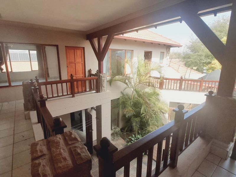 "Exclusive Birdwood Home with Gourmet Kitchen and Entertaining Spaces!" - Photo 4