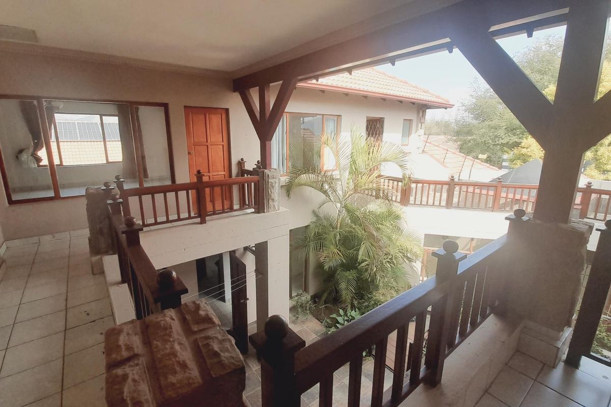 "Exclusive Birdwood Home with Gourmet Kitchen and Entertaining Spaces!" - Photo 4