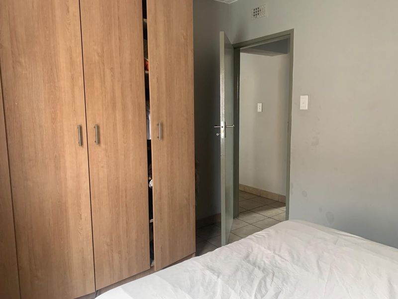 Prime Location Living: 2-Bedroom with Top Amenities - Photo 8