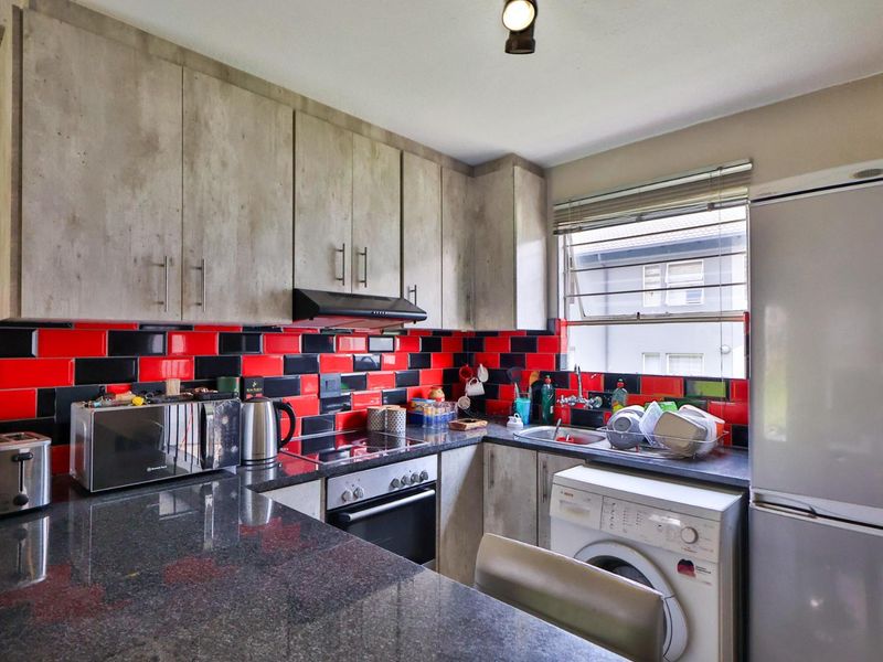 Modern Renovated Ground Floor 2-Bed Unit in Secure Ridgeway Complex - Photo 3