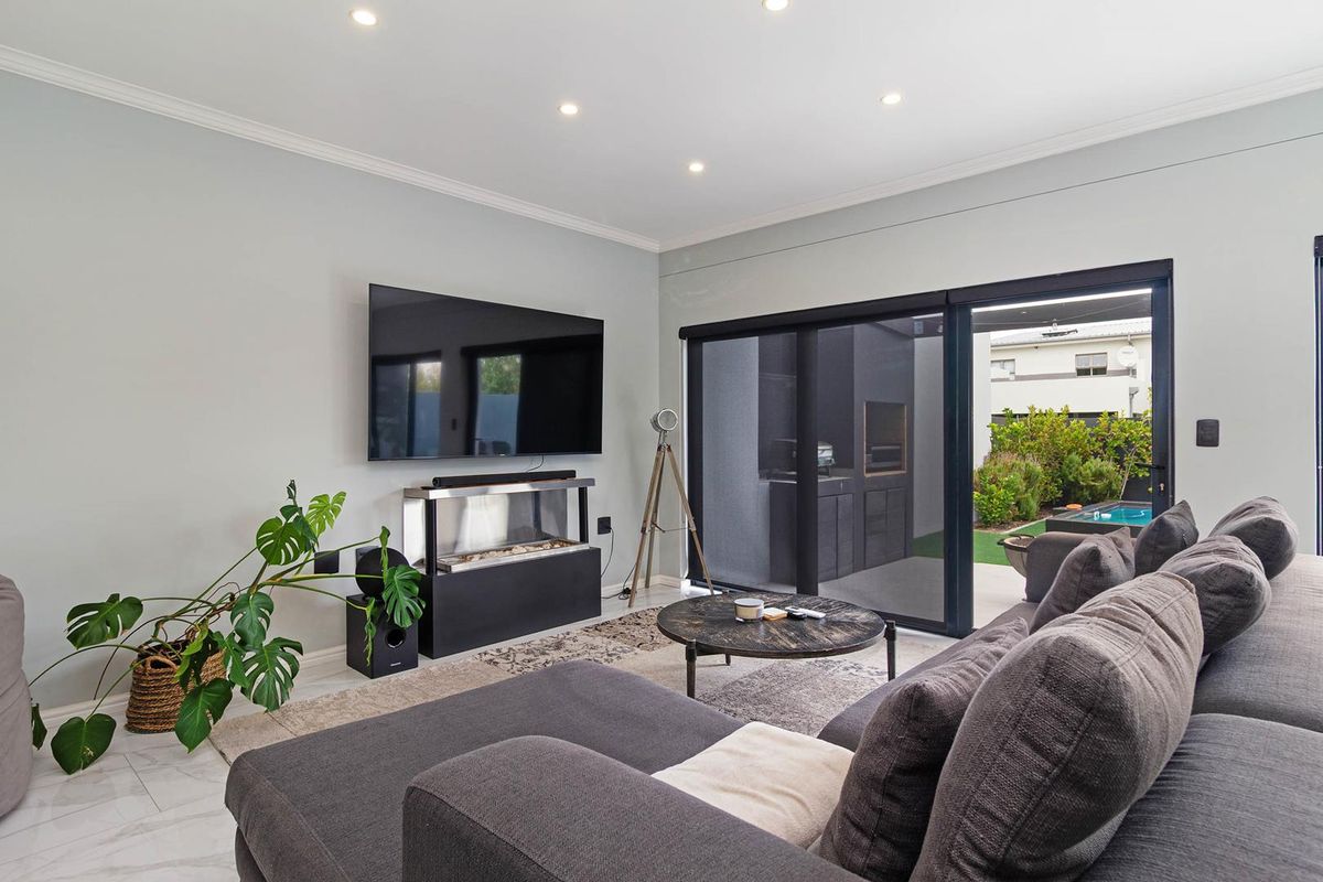 Perfect Entertainer’s Home in Sought-After Sagewood Estate - Photo 3