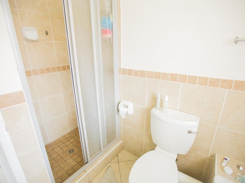 2 Bedroom Ground Unit with Private Garden - Photo 10