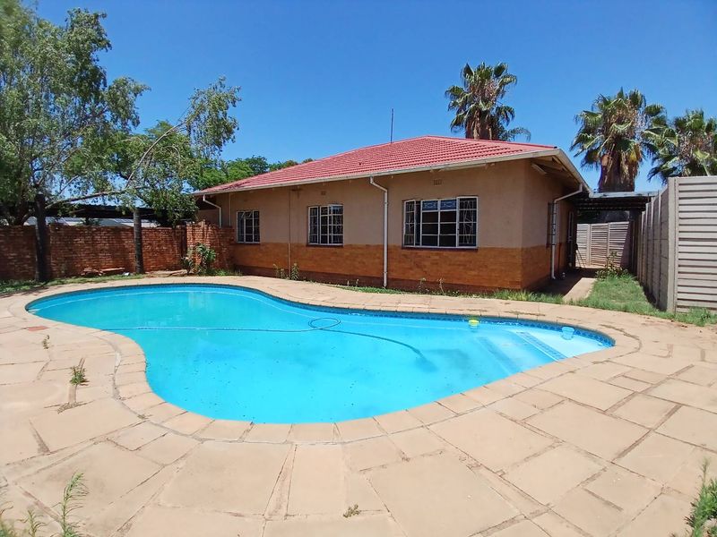 Three bedroom family home - Photo 1
