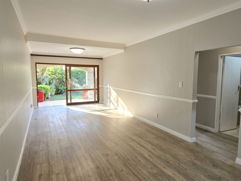 Stylish 2-Bedroom Apartment with Private Garden & Pet Friendly - Photo 2