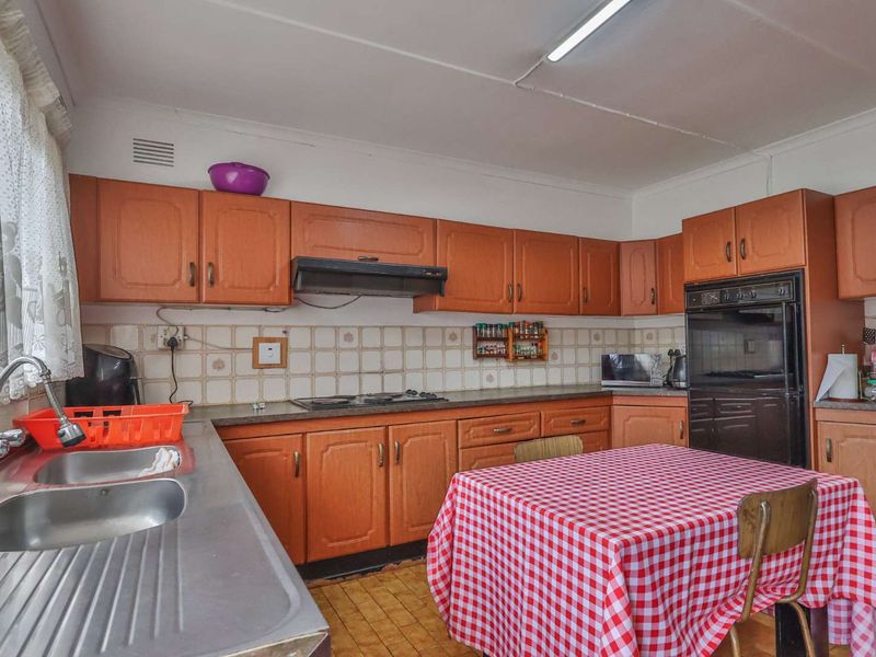 4 Bedroom Family Home in a Private Cul-de-Sac in Isipingo Hills - Photo 6