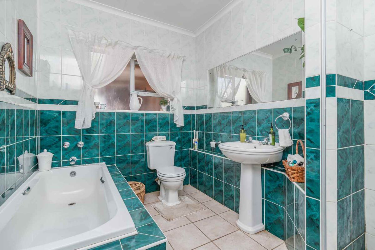 Spacious Family Home for Sale in Colchester - Photo 3