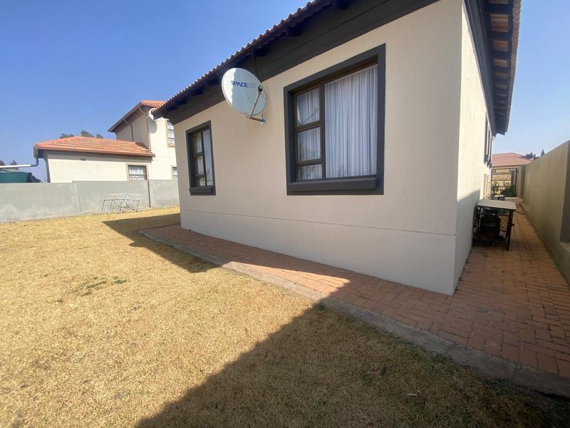 Three bedroom home for sale - Photo 3