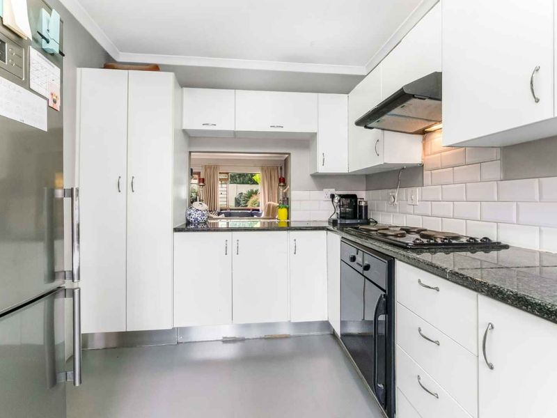 POSITION PLUS POTENTIAL – A PRIVATE LIGHT-FILLED FEEL HAPPY HOME - Photo 9