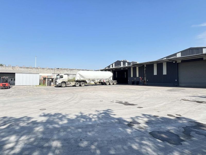 LARGE WAREHOUSE FOR SALE WITH YARD CLOSE TO FREEWAY - Photo 5