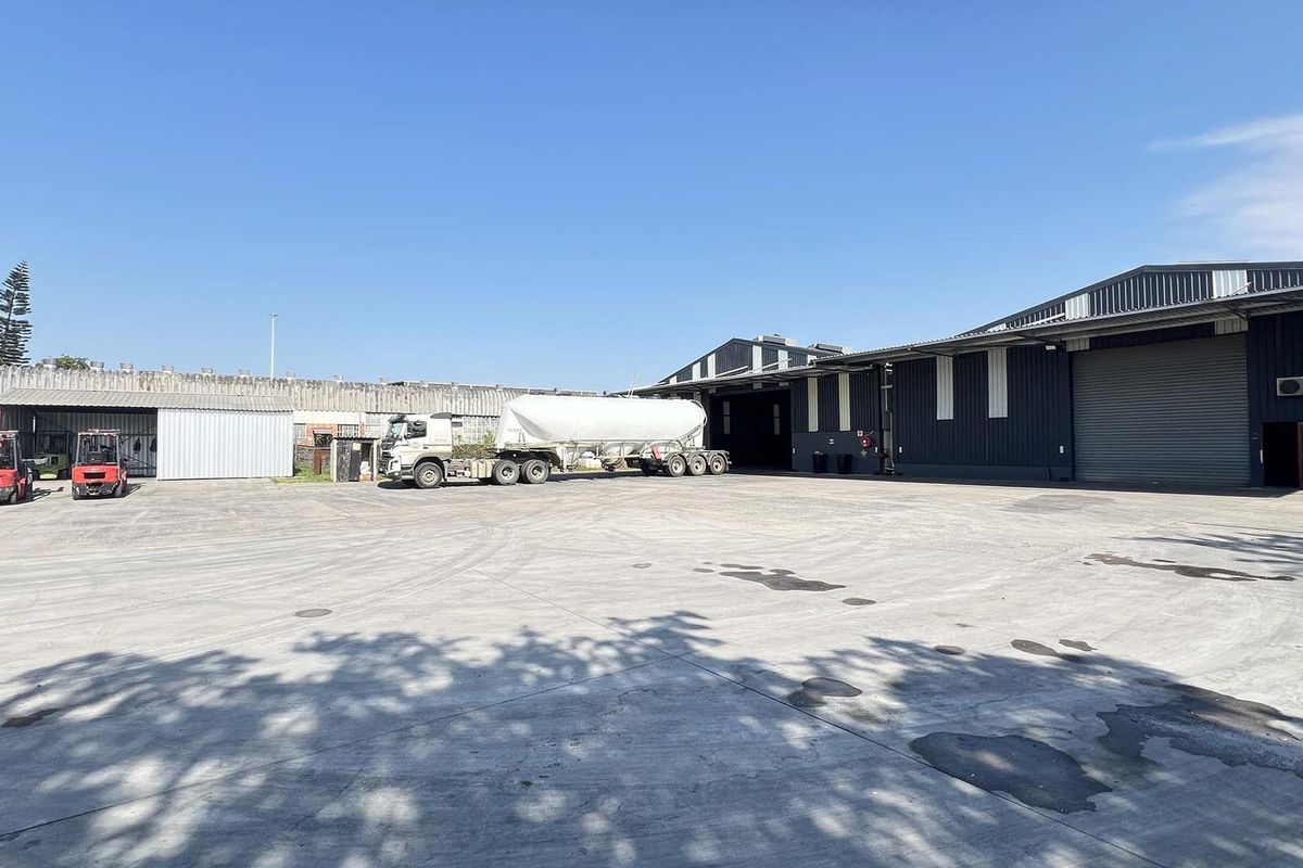 LARGE WAREHOUSE FOR SALE WITH YARD CLOSE TO FREEWAY - Photo 5