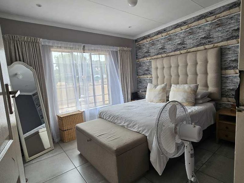 2 bedroom town house in the heart of Eldorette - Photo 4