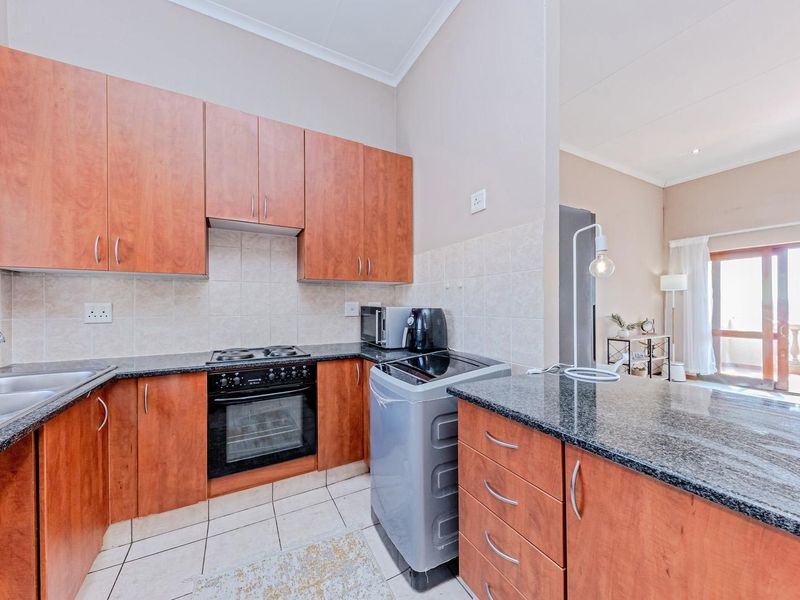 Enjoy Fresh Air And  Views From Your Balcony - No Transfer Costs - Photo 8