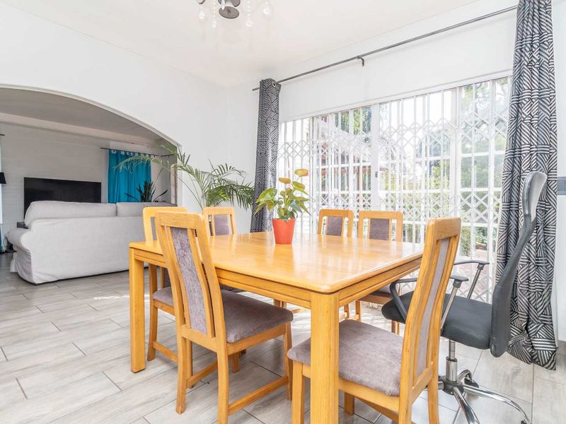 Large 3 bedroom Family Home with Flatlet, Study/Office & Pool on a 1,390m2 Stand in Boskruin. - Photo 8