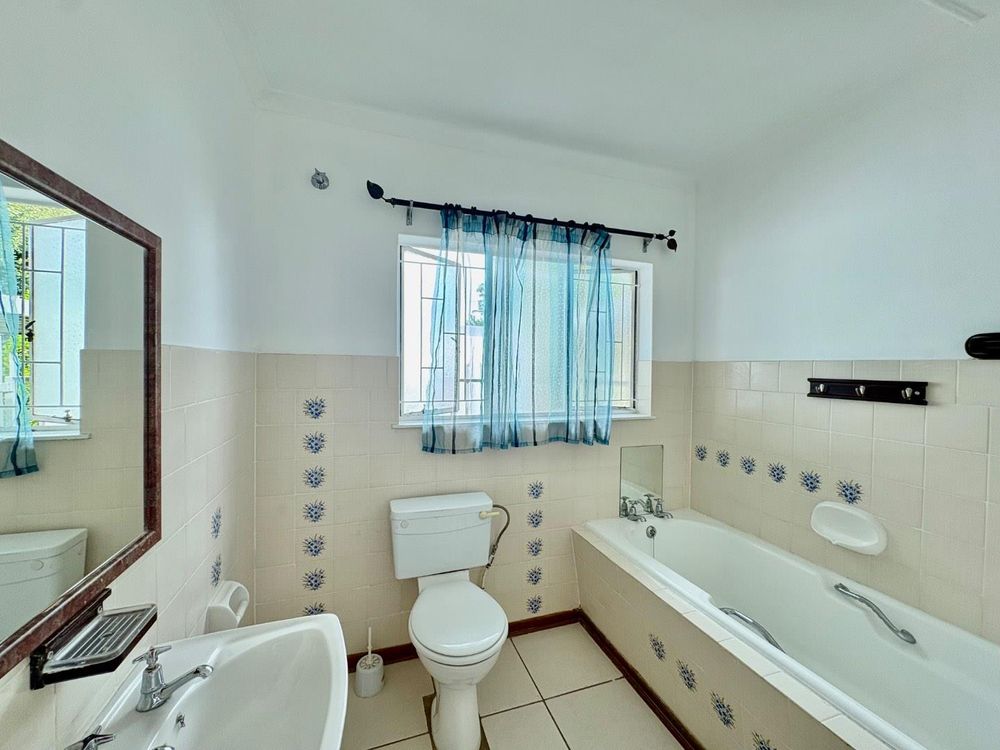 Main bedroom's en-suite bathroom