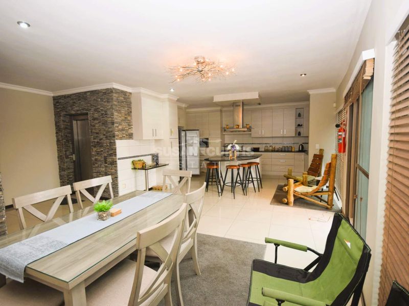 Beyond stylish penthouse - Photo 7