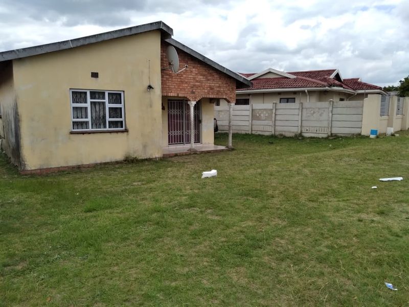 Charming 3-Bedroom House with Full Bathroom, Guest Toilet, Garage, and Pet-Friendly Yard - Photo 2