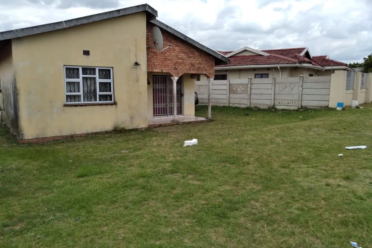 Charming 3-Bedroom House with Full Bathroom, Guest Toilet, Garage, and Pet-Friendly Yard - Photo 2