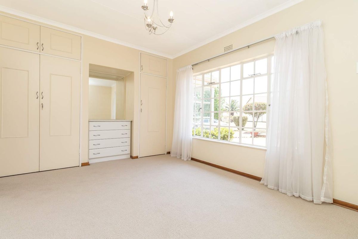 Stunning Townhouse in sought-after Retirement Village - Photo 5