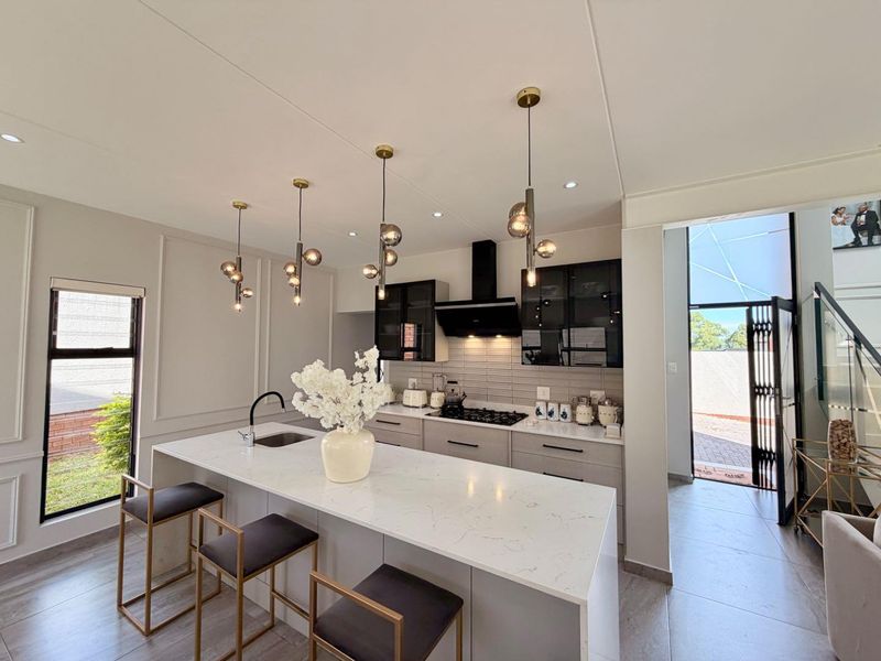 Elegant Double-Storey Living in the Heart of Sought-After Carlswald - Photo 10