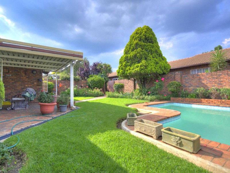 Pet friendly face-brick simplex in Prime Area! - Photo 2