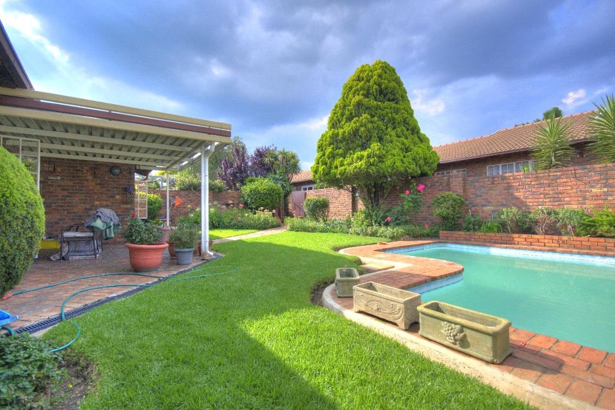 Pet friendly face-brick simplex in Prime Area! - Photo 2