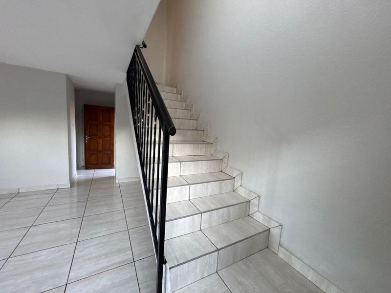 3 Bedroom Family Home in Heuwelsig Estate - Photo 7