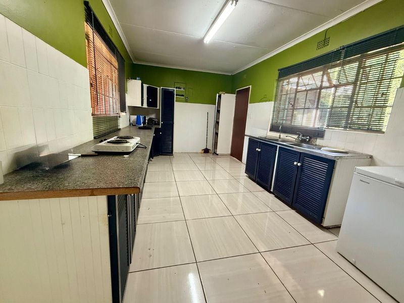 4 Bedroom property with flatlet situated in sought after area. - Photo 4