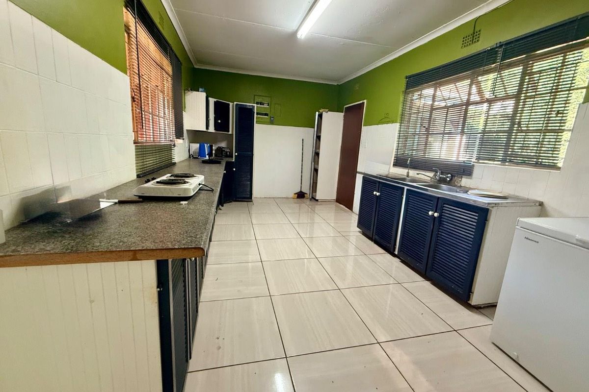 4 Bedroom property with flatlet situated in sought after area. - Photo 4