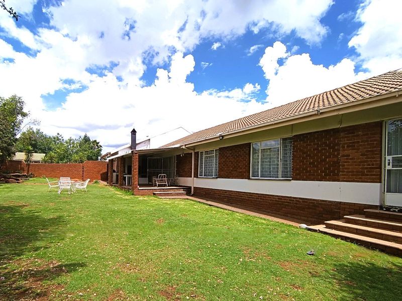 Space, Comfort & Bonus Flat — Close to UFS - Photo 2