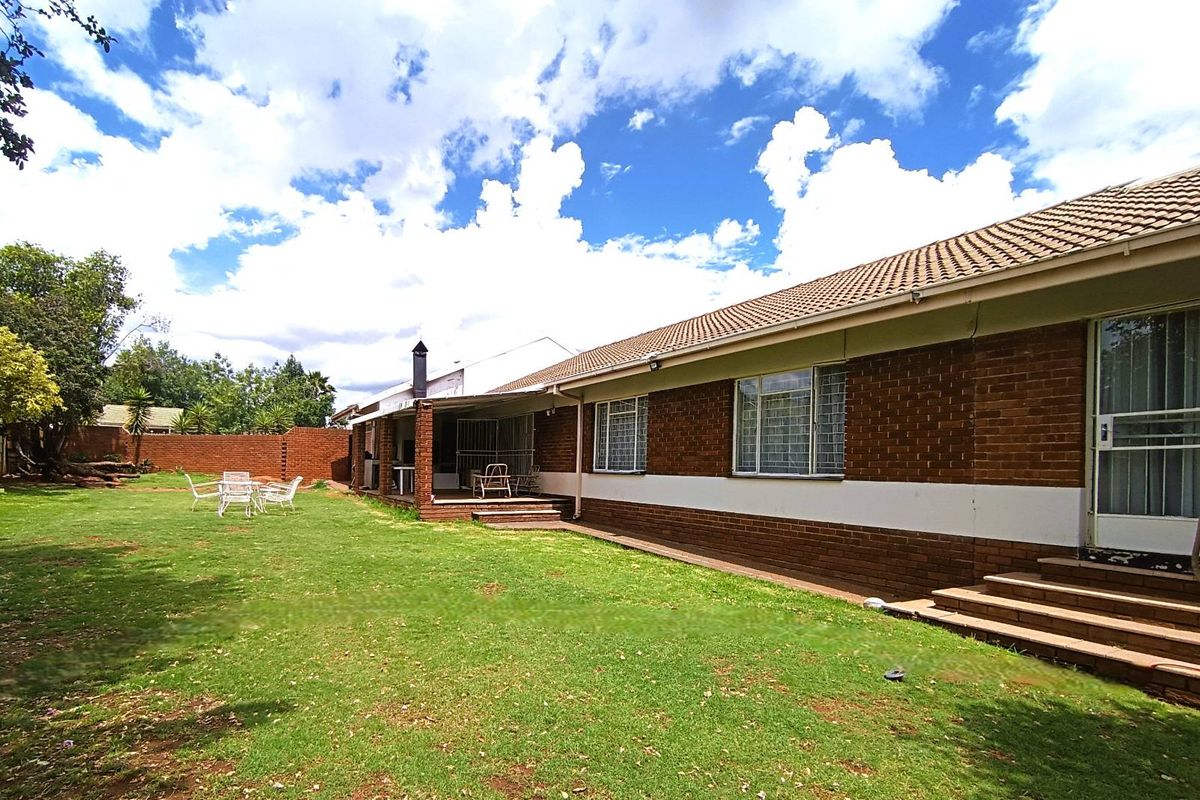Space, Comfort & Bonus Flat — Close to UFS - Photo 2