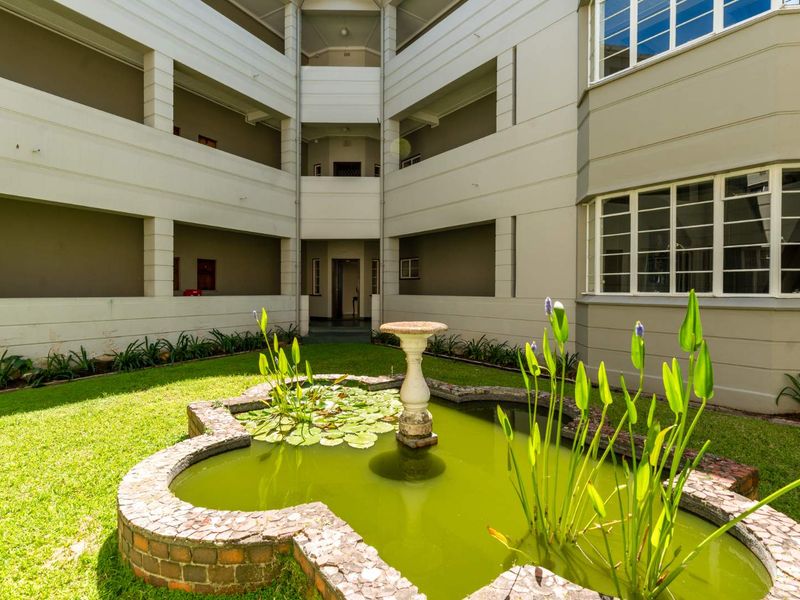 Brand new listing! Spacious and sunny ground floor 2 bedroom apartment situated on Rondebosch Boys Junior's doorstep - Photo 2