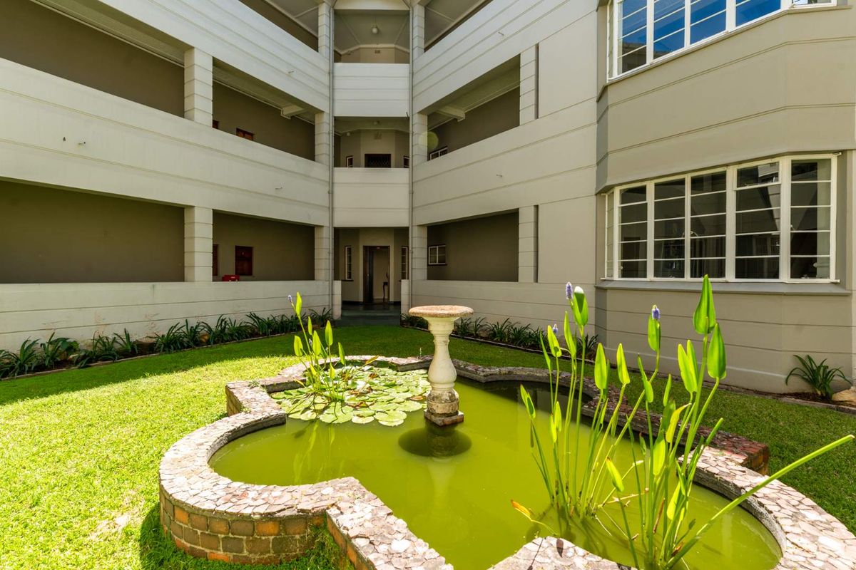 Brand new listing! Spacious and sunny ground floor 2 bedroom apartment situated on Rondebosch Boys Junior's doorstep - Photo 2