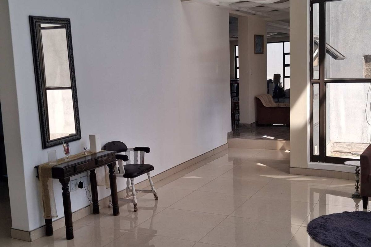 Elegant Double Storey House in Auasblick - Photo 3