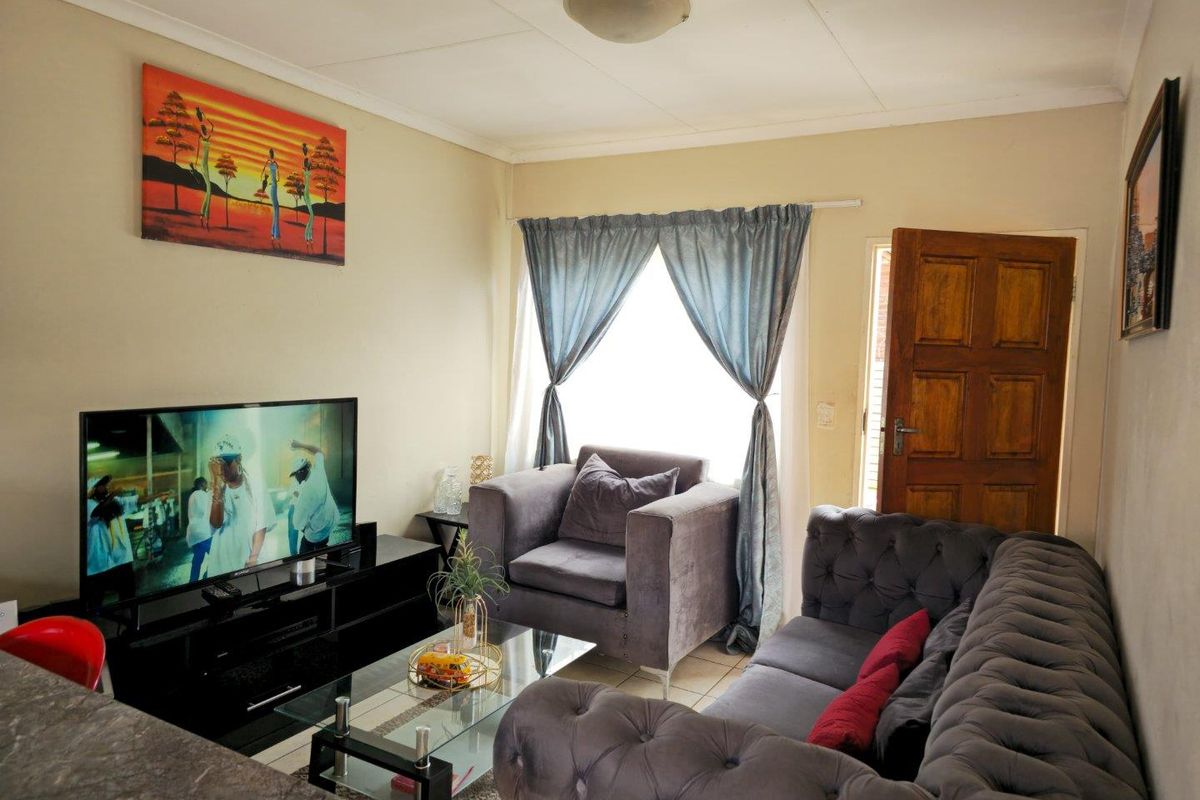 Charming 3-Bedroom Townhouse in The Orchards - Photo 3