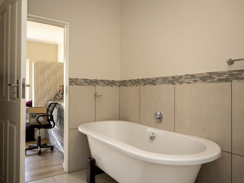 STYLISH TOWNHOUSE, PRIME NORTHGATE HEIGHTS - Photo 7