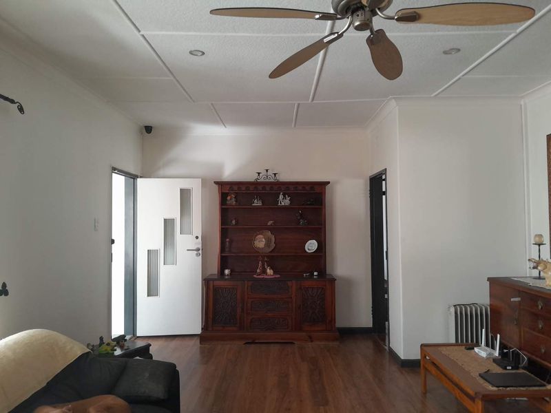 Charming 3 Bedroom entertainment home for sale South Crest. - Photo 3
