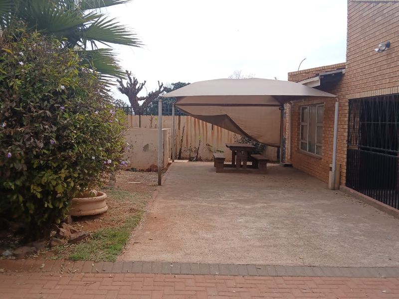 **Immaculate 3 Bedroom House in Palm Ridge** - Photo 2