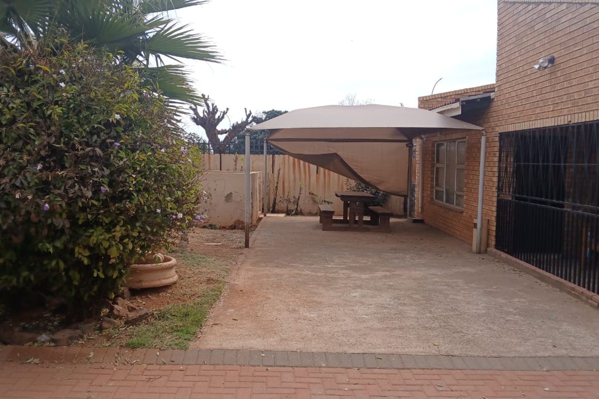 **Immaculate 3 Bedroom House in Palm Ridge** - Photo 2
